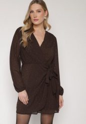 Brązowa Kopertowa Sukienka Zdobiona Cyrkoniami i Drapowaniem Idiselle. Brązowe sukienki Born2be, do pracy, m, z aplikacjami, z poliesteru, biznesowe, bez kołnierzyka, bez ramiączek, kopertowe. Za 149.99 zł.