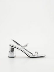 Metaliczne sandały na klocku - srebrny. Szare sandały Reserved, bez wzorów, ze skóry, bez obcasa, bez zapięcia. W wyprzedaży za 45.99 zł.