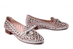 BOCCATO 010.3939 29 srebrny, półbuty damskie. Szare półbuty wsuwane Boccato, na lato, w ażurowe wzory, ze skóry, bez obcasa, na obcasie. Za 288.91 zł.