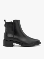 Czarne botki ze skóry licowej. Czarne botki Ryłko, bez wzorów, ze skóry, klasyczne, bez obcasa, na obcasie, bez zapięcia. W wyprzedaży za 449.99 zł.