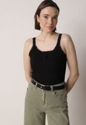 Czarny Top z Bawełny Ozdobiony Guzikami i Koronką przy Dekolcie Beralie. Czarne topy Born2be, m, bez wzorów, z bawełny, eleganckie, bez kołnierzyka, bez ramiączek. Za 39.99 zł.