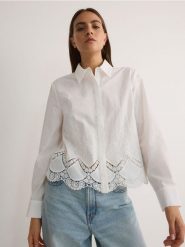 Koszula z koronką - złamana biel. Koszule Reserved, l, bez wzorów, z bawełny, bez kołnierzyka, bez ramiączek. W wyprzedaży za 89.99 zł.