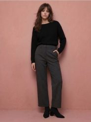 Sweter z domieszką wełny i koronkowym dekoltem - czarny. Czarne swetry Sinsay, l, bez wzorów, z koronki, bez ramiączek. Za 59.99 zł.