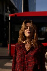 Koszula w kwiaty burgundowa. Czerwone koszule MOODO, l, bez wzorów, z poliamidu, bez kołnierzyka, bez ramiączek. Za 119.99 zł.