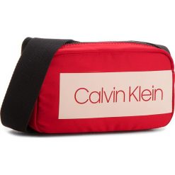 Torebka CALVIN KLEIN - Block Out Small Cros K60K604278 627. Czerwone listonoszki Calvin Klein, bez wzorów, z materiału, bez dodatków. W wyprzedaży za 229.00 zł.