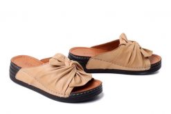 KOCH 030.351.3846 scissors, klapki damskie. Brązowe klapki KOCH, bez wzorów, ze skóry, bez obcasa, na koturnie, bez zapięcia. Za 224.90 zł.