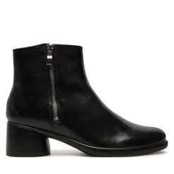Botki ECCO. Czarne botki ECCO, bez wzorów, bez obcasa, na słupku, bez zapięcia. Za 569.99 zł.