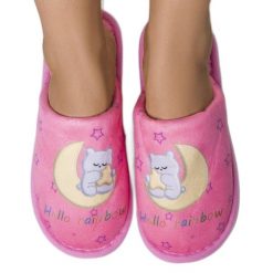 Różowe miękkie kapcie Rainbow moon. Czerwone kapcie z aplikacjami. Za 67.36 zł.