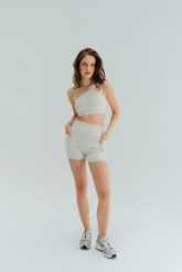 Szorty damskie do jogi Moonholi Glam z kieszeniami. Białe szorty sportowe MOONHOLI, bez wzorów, ze skóry, z podwyższonym stanem, na fitness i siłownię. Za 169.00 zł.