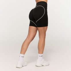 Szorty damskie fitness slim z wysokim stanem czarne Varsity. Czarne szorty sportowe GYMBEAM, bez wzorów, z bawełny, z podwyższonym stanem, na fitness i siłownię. Za 96.90 zł.