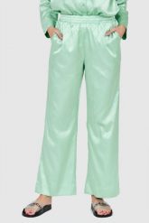 JUICY COUTURE Zielone satynowe spodnie piżamowe w logo. Zielone piżamy Juicy Couture, s, bez wzorów, z satyny, bez kołnierzyka, bez ramiączek. W wyprzedaży za 199.99 zł.