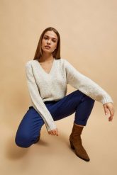 Sweter z dekoltem w serek i długimi rękawami perłowy. Białe swetry MOODO, m, bez wzorów, z bawełny, bez ramiączek. W wyprzedaży za 74.99 zł.
