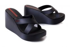 IPANEMA Colore Fem 83423 black/grey, klapki damskie. Czarne klapki Ipanema, bez wzorów, bez obcasa, bez zapięcia. Za 219.90 zł.