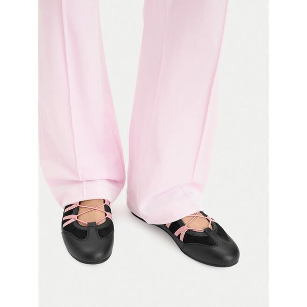 Baleriny Juicy Couture. Czarne baleriny Juicy Couture, bez wzorów, bez obcasa, bez zapięcia. Za 179.99 zł.