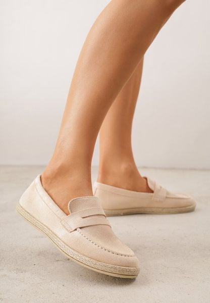 Beżowe Mokasyny z Plecionką w Stylu Boho Galenatea. Brązowe mokasyny Renee, z aplikacjami, z jeansu. Za 49.99 zł.