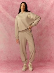 4F Spodnie dresowe joggery damskie - szare M. Szare spodnie dresowe 4f, bez wzorów, z dresówki. Za 149.99 zł.