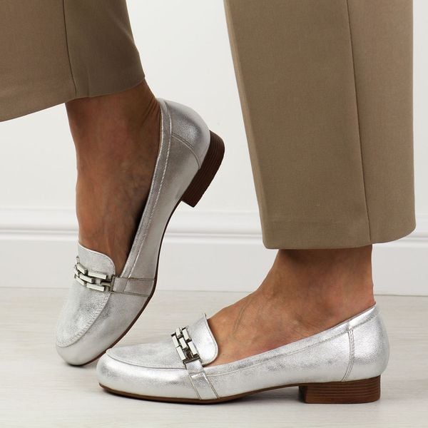 Srebrne mokasyny damskie M.Daszyński Sa222-6. Szare mokasyny M.Daszyński, z aplikacjami, ze skóry. Za 169.00 zł.