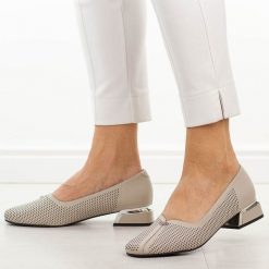 Taupe ażurowe skórzane czółenka damskie Vinceza 99203. Szare czółenka VINCEZA, na lato, w ażurowe wzory, z jeansu, eleganckie, bez obcasa, na obcasie, bez zapięcia. Za 239.00 zł.