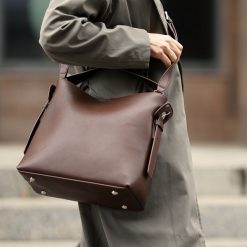 Shopperka Solier FL44 Elara c. brązowa. Brązowe torebki klasyczne Solier, bez wzorów, ze skóry, biznesowe, na ramię, bez dodatków. Za 329.00 zł.