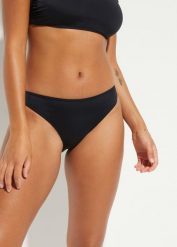 Figi bikini z typowym wycięciem na nogi. Czarne bikini bonprix, bez wzorów, klasyczne. Za 32.99 zł.