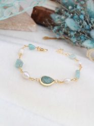 L'Atelier de Gaia Pozłacana bransoletka z perłami i amazonitami rozmiar: onesize. Białe bransoletki L'Atelier de Gaia, z perłą, pozłacane. Za 104.39 zł.