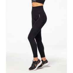 Legginsy bezszwowe Carpatree Allure czarne. Czarne legginsy Carpatree, bez wzorów, z elastanu, sportowe. W wyprzedaży za 169.99 zł.