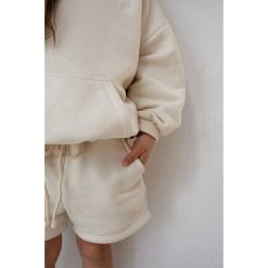 MINI spodenki dresowe z kieszonkami w kolorze LIGHT BEIGE - BERNES. Brązowe szorty sportowe Marsala, bez wzorów, z bawełny. Za 129.90 zł.