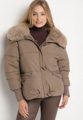 Brązowa Puchowa Kurtka Pikowana z Futrzanym Kołnierzem Lanivela. Brązowe kurtki Born2be, l, bez wzorów, z futra, biznesowe, bez kaptura. Za 249.99 zł.