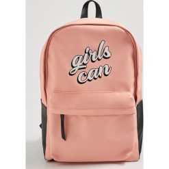 Plecak z napisem Girls can - Różowy. Czerwone plecaki Sinsay, bez wzorów, bez dodatków. Za 59.99 zł.