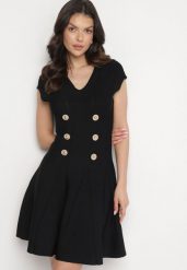 Czarna Elegancka Sukienka Rozkloszowana z Wiskozą Zdobiona Guzikami Farelna. Czarne sukienki Born2be, na co dzień, z aplikacjami, z wiskozy, eleganckie, bez kołnierzyka, bez ramiączek, mini, kopertowe. W wyprzedaży za 167.99 zł.