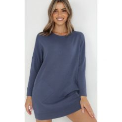 Granatowy Sweter Długi Urrukino. Niebieskie swetry Born2be, l, bez wzorów, z dzianiny, bez ramiączek. W wyprzedaży za 77.99 zł.