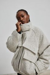 Wełniana kurtka z kołnierzem w kolorze ASH GREY - WHISPER-M/L. Szare kurtki Marsala, na zimę, l, bez wzorów, z jeansu, eleganckie, bez kaptura. W wyprzedaży za 879.92 zł.