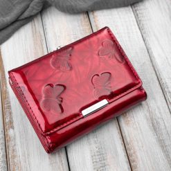 Portfel damski skórzany mały lakierowany z tłoczeniem w motyle czerwony SP-23-RD. Czerwone portfele bez wzorów, z lakierowanej skóry. Za 94.00 zł.