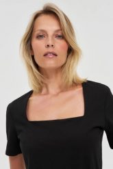 Bluzka z dekoltem karo czarna. Czarne bluzki MOODO, l, bez wzorów, z bawełny, bez kołnierzyka, bez ramiączek. Za 44.99 zł.