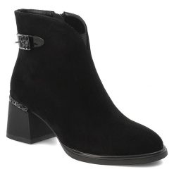 Botki damskie D&A o eleganckim fasonie z zamszową cholewką ozdobną klamrą i stabilnym obcasem typu słupek czarne, CR62-3190 Black. Czarne botki S.BARSKI, bez wzorów, z zamszu, eleganckie, bez obcasa, na słupku, bez zapięcia. Za 479.00 zł.
