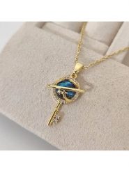 Nakkash Pozłacany naszyjnik z zawieszką - dł. 42 cm rozmiar: onesize. Żółte naszyjniki Nakkash, z materiału, z cyrkonią, pozłacane. Za 82.64 zł.