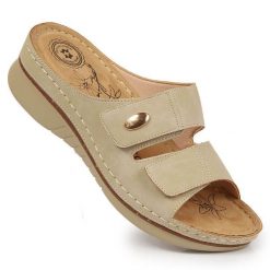 Klapki damskie komfortowe na rzepy beżowe eVento. Brązowe klapki eVento, bez wzorów, ze skóry ekologicznej, bez obcasa, bez zapięcia. Za 129.99 zł.