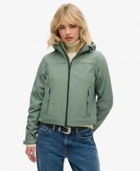 Superdry Kurtka Soft Shell Trekker z kapturem – krótki, techniczny krój. Zielone kurtki Superdry, bez wzorów, z elastanu, z kapturem. Za 472.65 zł.
