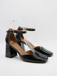 Bellucci Czółenka w kolorze czarnym rozmiar: 39. Czarne czółenka Bellucci, bez wzorów, klasyczne, bez obcasa, bez zapięcia. Za 117.99 zł.