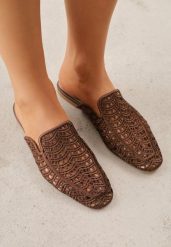 Brązowe Ażurowe Klapki Mule z Plecioną Cholewką Raguela. Brązowe klapki Renee, w ażurowe wzory, z jeansu, bez obcasa, na płaskiej podeszwie, bez zapięcia. Za 99.99 zł.