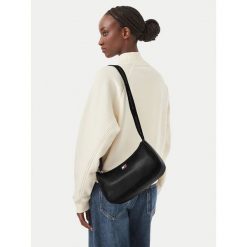 Torebka Tommy Jeans. Czarne torebki klasyczne Tommy Jeans, bez wzorów, z jeansu, klasyczne, bez dodatków. Za 369.99 zł.