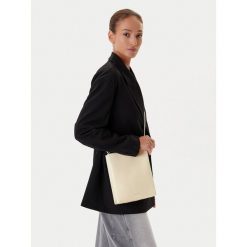 Torebka Calvin Klein. Białe listonoszki Calvin Klein, bez wzorów, bez dodatków. Za 439.99 zł.