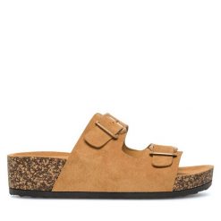 Klapki Clara Barson. Brązowe klapki Clara Barson, bez wzorów, bez obcasa, bez zapięcia. Za 55.99 zł.