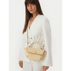 Torebka Guess. Żółte torebki klasyczne Guess, z aplikacjami, bez dodatków. Za 489.99 zł.