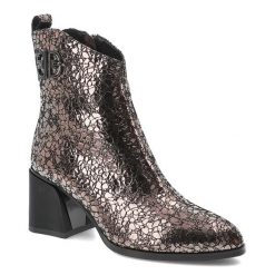 Botki damskie S. Barski, skórzane z wzorkami na klocku z noskiem w szpic za kostkę i na zamek, srebrne, CR52-719. Szare botki S.BARSKI, bez wzorów, eleganckie, za kostkę, bez obcasa, bez zapięcia. Za 329.00 zł.