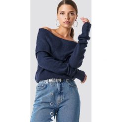 NA-KD Szeroki sweter z odkrytymi ramionami - Navy. Niebieskie swetry NA-KD, z dzianiny. Za 60.95 zł.
