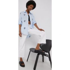 Answear Lab koszula bawełniana damska relaxed z kołnierzykiem klasycznym. Niebieskie koszule Answear Lab, l, bez wzorów, z bawełny, klasyczne, bez kołnierzyka, bez ramiączek. W wyprzedaży za 124.99 zł.