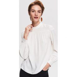 Wiskozowa bluzka ze stójką - Kremowy. Bluzki marki Reserved. Za 99.99 zł.