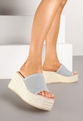 Szare Klapki na Koturnie w Stylu Boho Ozdobione Tłoczoną Cholewką Deolith. Szare klapki Renee, bez wzorów, z jeansu, boho, z otwartym noskiem, bez obcasa, na koturnie, bez zapięcia. W wyprzedaży za 89.99 zł.