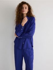 Koszula oversize z wiskozą - niebieski. Niebieskie koszule Reserved, l, bez wzorów, z tkaniny, bez kołnierzyka, bez ramiączek. W wyprzedaży za 49.99 zł.